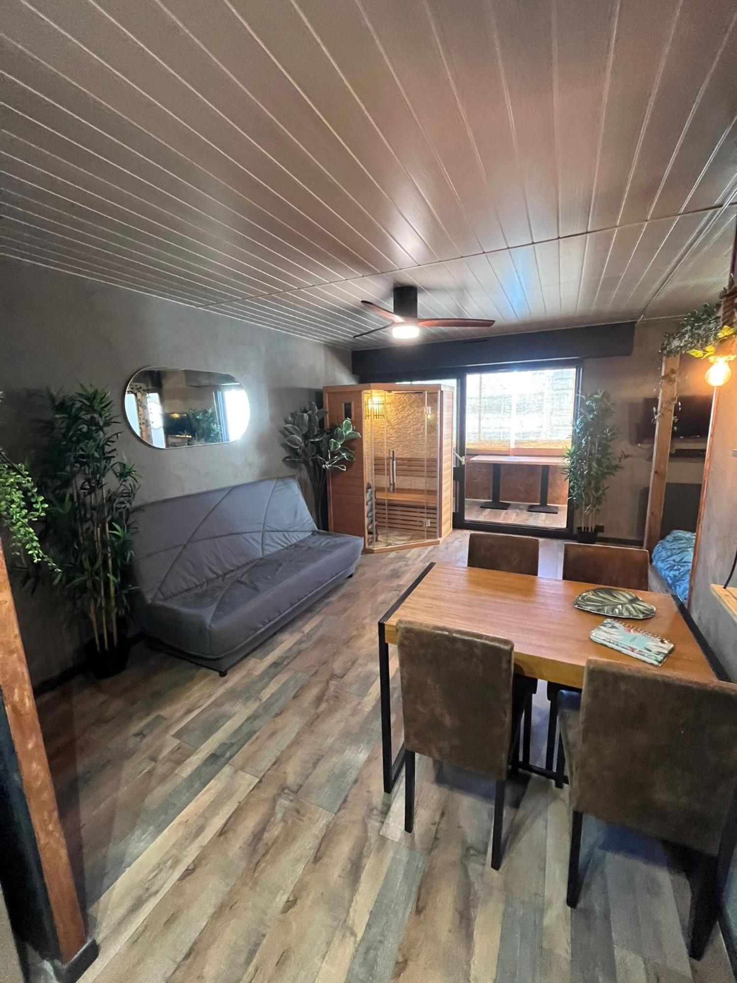 Oasis Tropical & Sauna *